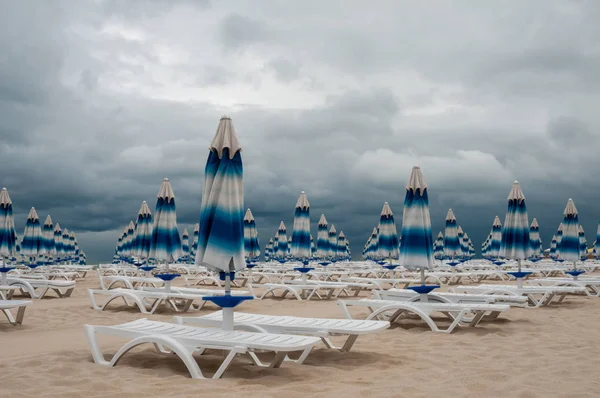 Beach Rossz Idő Amely Sorok Hajtogatott Esernyők Alkotnak Háttérben Viharos — Stock Fotó