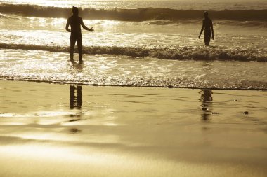 Altın okyanusta yüzmeye