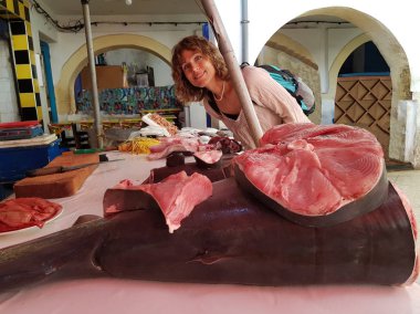 Balık Pazarı Fas kadın. Ton balığı karkas ön plan üzerinde.