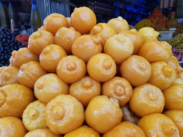 多くの販売のためレモンをピクルス 多様なオリーブ 自家製オリーブ オイルの商品の残りの部分がバック グラウンドで見られています — ストック写真