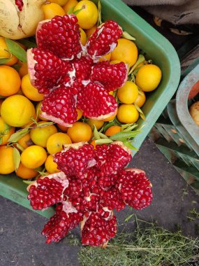 Meyve (bazaar) çiftçi pazarda satmak. Ön planda açık el bombası.