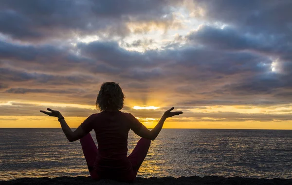 Kvinna Sitter Som Yogi Med Utsträckta Händer Och Överväger Vackra — Stockfoto