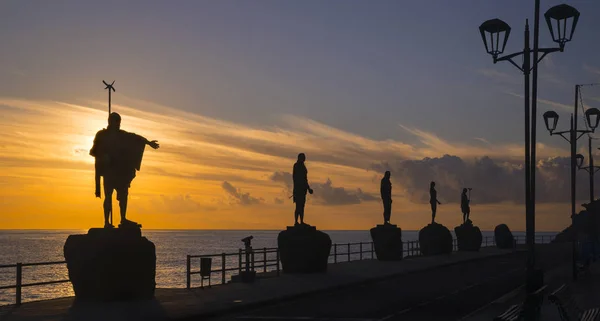 Silhouetten Von Guanchenhäuptlingen Vor Dem Hintergrund Der Über Dem Ozean — Stockfoto