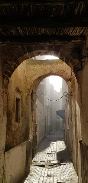 Рано Утром Узкие Улочки Старого Города Переполнены Улице Густой Туман — стоковое фото