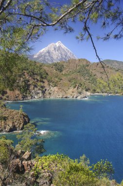 Olympos Dağı sahil manzarası çerçevesinde