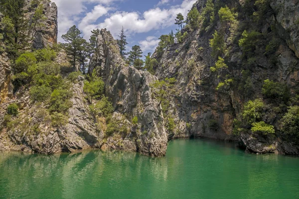 Green lake among rocks — Stock Photo, Image