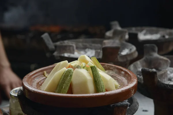 Tajine com legumes cozinhar — Fotografia de Stock
