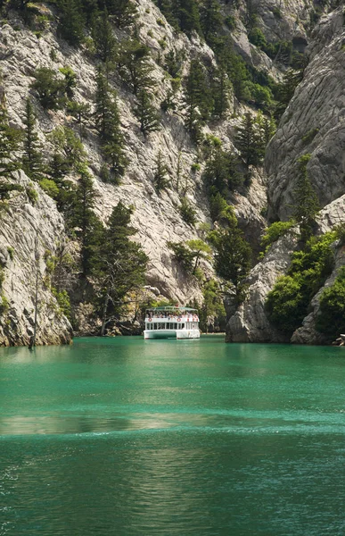 Ship in green canyon — Stock Photo, Image