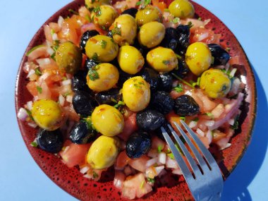Zeytin ile Fas salatası