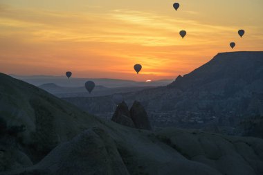 Kapadokya'da gün doğumunda balon uçuşu