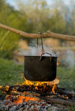 Kamp ateşinde yemek pişirme - yakın çekim