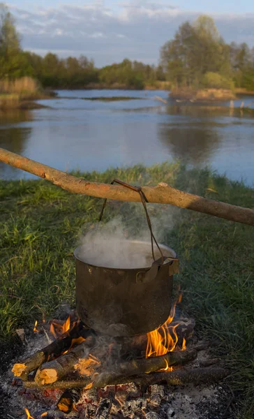 Кулинария на огне — стоковое фото