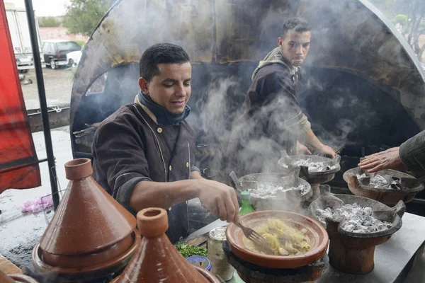 Cooks prepare tajin on coals — Stock Photo, Image