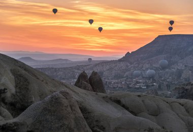 Kapadokya'da sıcak hava balonları ile gün doğumu sahnesi 