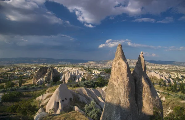 Cappadicia Landschaft... zwei spitze Felsen im Vordergrund — Stockfoto