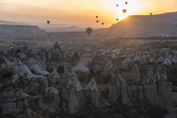 Escena del amanecer con globos aerostáticos en Capadocia - Turquía — Foto de Stock