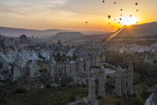 Escena del amanecer con globos de aire caliente en Capadocia ! — Foto de Stock