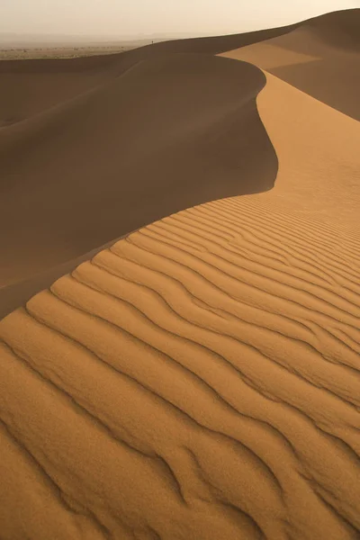 Paisaje del desierto con una pequeña silueta turística — Foto de Stock
