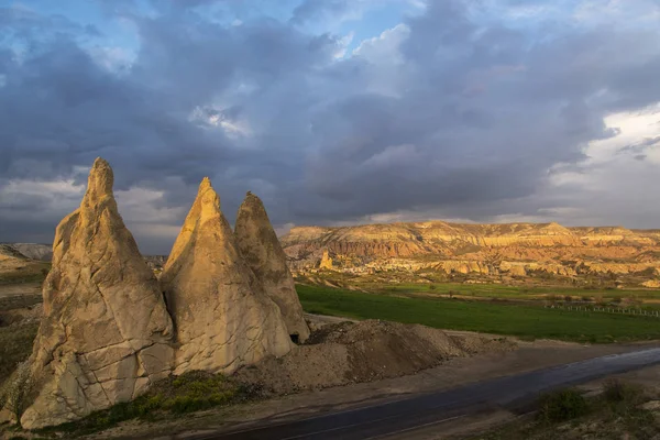 Kappadokien Landschaft mit Felsen im Vordergrund — Stockfoto