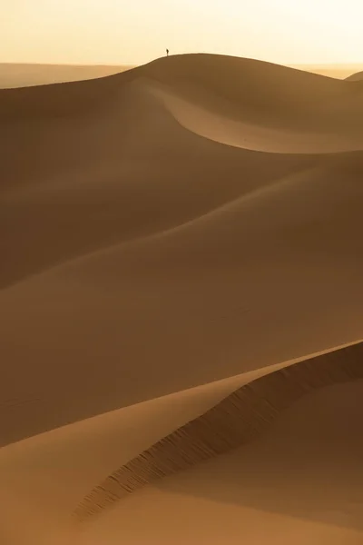 Paisaje del desierto con una silueta de hombre pequeño — Foto de Stock