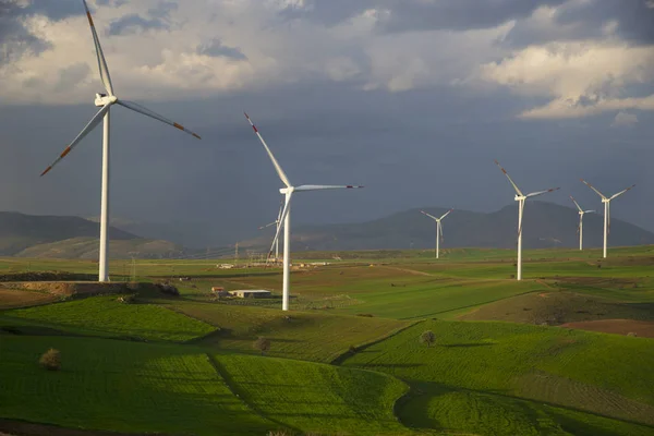 Estação de energia eólica contra bela paisagem — Fotografia de Stock