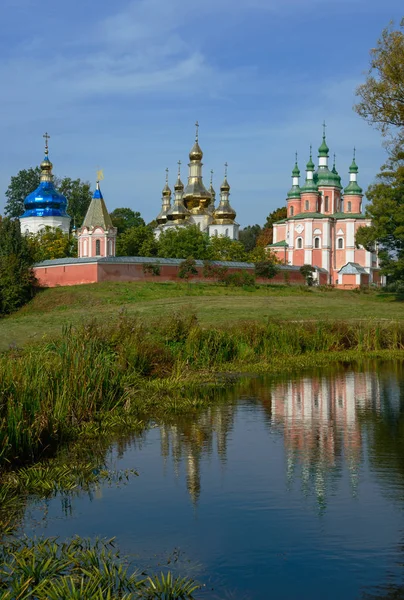 Klasztor Gustin Trinity z refleksją — Zdjęcie stockowe