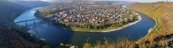 Zaleshchiki, rodeado pelo Dniester, - vista do topo — Fotografia de Stock