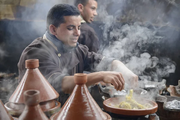 O processo de cozinhar prato tradicional tajin marroquino — Fotografia de Stock