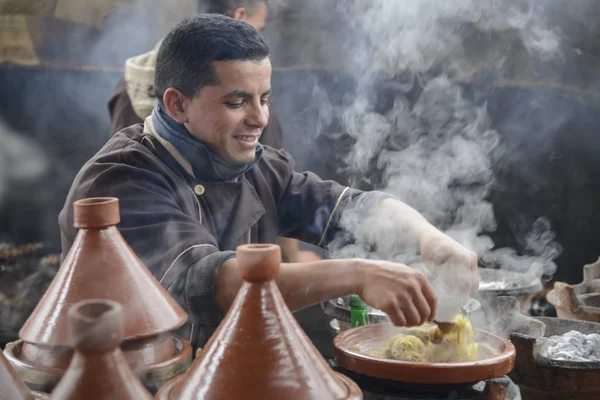 Processo de cozinhar prato tajin tradicional marroquino — Fotografia de Stock