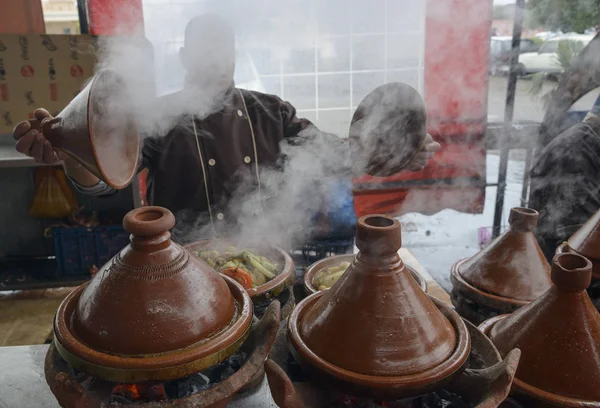 Cook demonstrates what kind of vegetarian tagine he cooked — Stock Photo, Image