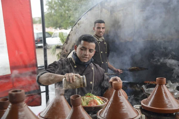 Успех в приготовлении традиционных марокканских таджинов — стоковое фото