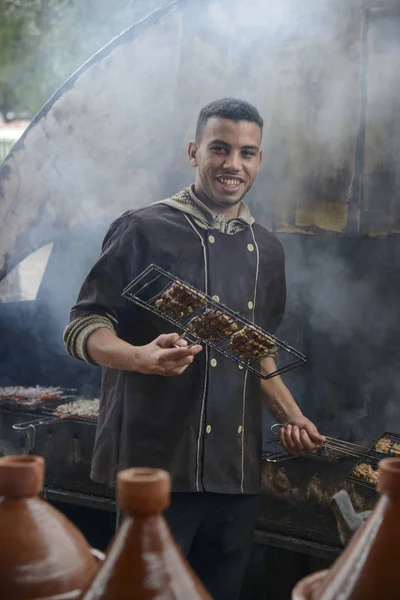 Cozinhar kefta na grelha — Fotografia de Stock