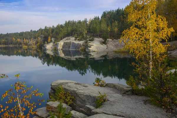 Árboles dorados de otoño en la orilla de un lago forestal —  Fotos de Stock