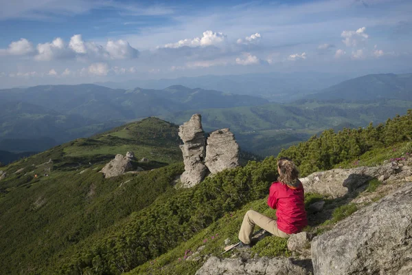 Mulher contempla montanhas — Fotografia de Stock