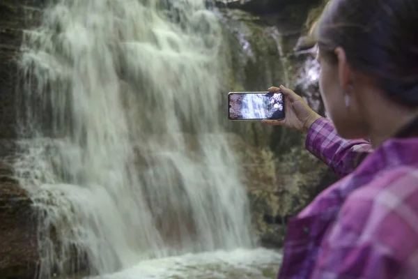 Photographing a waterfall with a modern mobile phone