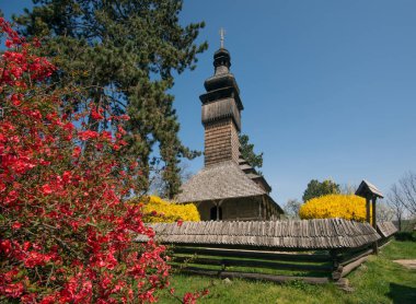 Çiçek ağaçları arasında ahşap kilise