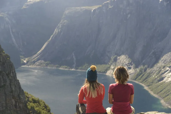 2人の座っている女性が山の湖を探しています — ストック写真