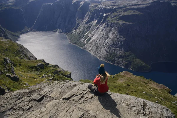 Flickan överväger fjorden — Stockfoto