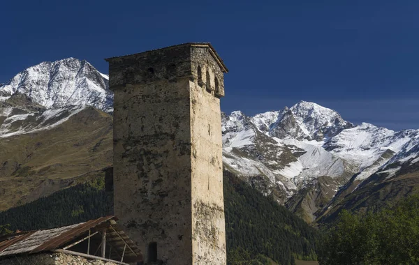 Torre Svaneti sullo sfondo delle alte montagne — Foto Stock