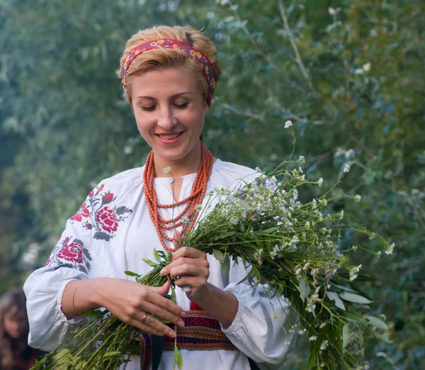 Kyjev Kievská Oblast Ukrajina 2011 Žena Oblečená Ukrajině Tradiční Oblečení — Stock fotografie
