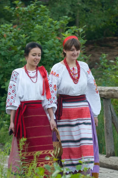 キエフ キエフスカヤ州 ウクライナ 2011 伝統的なウクライナの服の女性 — ストック写真