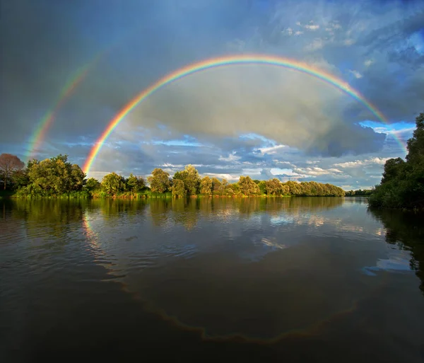 Doble Arco Iris Sobre Río Refleja Cielo Dramático —  Fotos de Stock