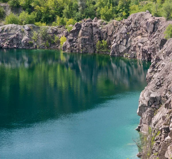 Изумрудное Озеро Скалистыми Берегами Летом Весной Радон — стоковое фото