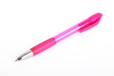 Beyaz bir arka plan üzerinde izole pembe tükenmez kalem