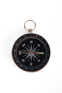 Beyaz arka plan üzerinde izole klasik pusula