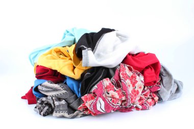 büyük beyaz zemin üzerine izole renkli elbise yığını