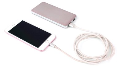 Smartphone cep beyaz arka plan üzerinde izole güç banka ile şarj