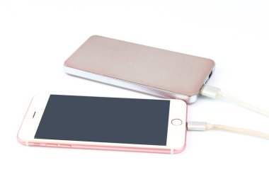 Smartphone cep beyaz arka plan üzerinde izole güç banka ile şarj