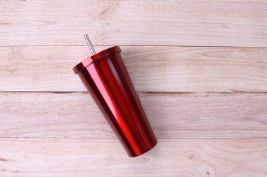 Ahşap arka plan üzerinde izole paslanmaz ve bardak kupa