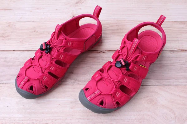 Rote Schuhe Sandle Isoliert Auf Einem Hölzernen Hintergrund — Stockfoto